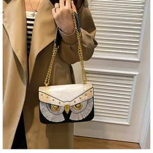 Sac hibou chic à chaîne avec texture crocodile sur modèle en trench-coat kaki