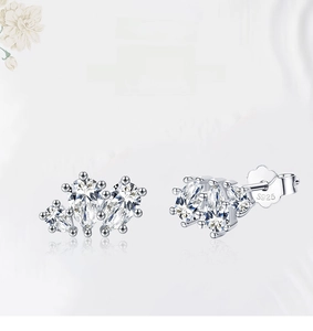 Détail macro de boucles d'oreilles en argent 925 avec zircons marquise et goutte d'eau