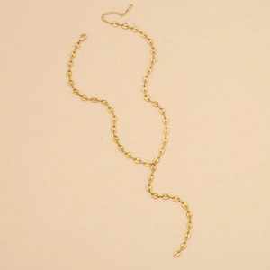 Dettaglio della collana a Y dorata a naso di maiale con chiusura a moschettone e catena