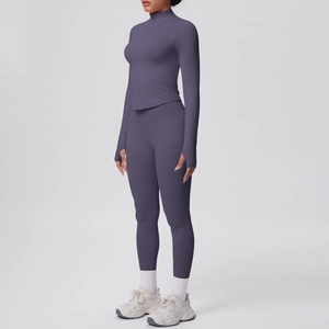 Dettaglio completo yoga con giacca con collo alto e pantaloni a vita alta con fori pollice