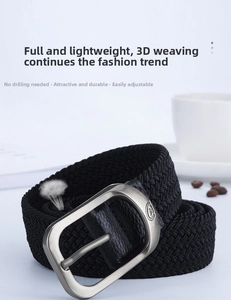 Détail d'une ceinture tressée noire élastique avec boucle en métal mat sur fond lifestyle