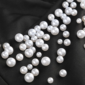 Vue macro détaillée de perles blanches élégantes cousues sur un tissu noir de qualité