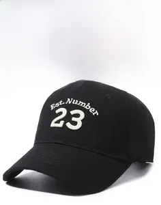 Detail der 'Est. Number 23' Stickerei auf einer schwarzen Baumwoll-Basecap mit gebogenem Schirm