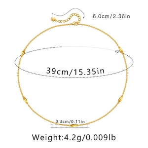 Vista detallada del collar de cadena con cuentas doradas y baño de oro de 18K