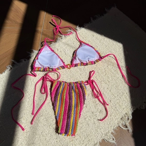 Détail du tissu de bikini à rayures verticales colorées avec texture côtelée