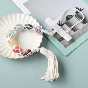 Decorazione da appendere chakra in pietre naturali e selenite fatta a mano su piatto ceramico