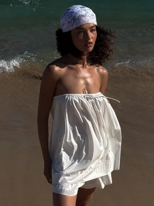 Détails du haut bandeau blanc plissé avec cordon et bandana en dentelle au bord de mer