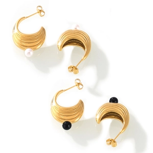 Orecchini a forma di U in acciaio placcato oro con perle bianche e perline nere chic