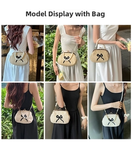 Détail du sac en paille tressée avec anse en perles et nœud noir sur une robe