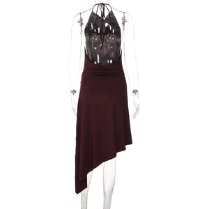 Détail du design dos nu à licou et de la taille froncée sur une robe moulante bordeaux