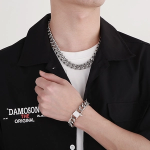 Set collana e bracciale in acciaio al titanio argento lucido con maglia cubana uomo