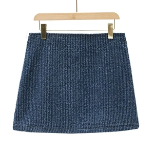 Minigonna in tweed blu navy su gruccia in legno con illuminazione da studio pro