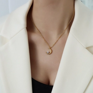 18K Gold Choker mit Mondsichel-Anhänger und Diamant auf minimalistischer Edelstahlkette