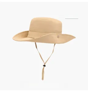 Dettaglio cappello da sole kaki con tesa larga e cordino regolabile con fibbia