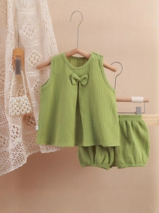 Ensemble bébé fille en gaze de coton vert herbe avec haut à nœud et short bouffant
