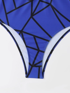 Gros plan détaillé du tissu de maillot de bain bleu avec motifs géométriques et coutures