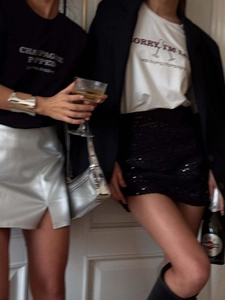 T-shirt chic in stile americano con stampa slogan in bianco e nero per feste sociali