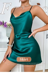Détail de robe nuisette en satin vert émeraude avec col bénitier et fini brillant