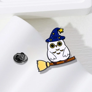 Broche chouette blanche mignonne avec chapeau de sorcier sur un balai d'Halloween