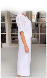 Dettaglio della trama in maglia traforata bianca sul set casual a due pezzi con gonna