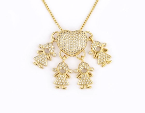 Dettaglio del ciondolo a cuore placcato oro 18k con quattro bambine e zirconi micro pave