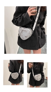 Vue détaillée du sac coeur argenté avec rivets et franges porté par un mannequin chic