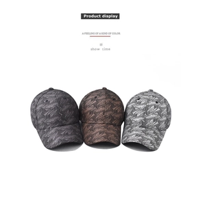 Vue détaillée de trois casquettes de baseball avec motifs cachemire en relief variés