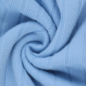 Détail macro du tricot côtelé bleu clair montrant la texture douce et le drapé