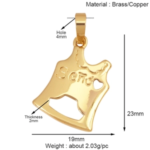 Vue détaillée d'un pendentif décapsuleur en laiton doré avec dimensions et détails