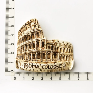 Detail showing Roma Colosseo resin fridge magnet dimensions with ruler measurement guide