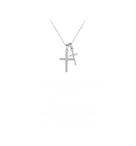 Vue détaillée d'un collier en argent 925 avec double croix sertie de zircons