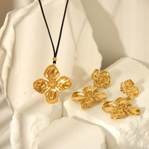 Elegant 18K gold plated stainless steel floral necklace and earring set for women