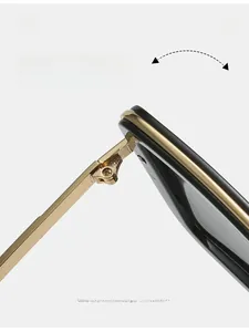 Detailopname van het duurzame gouden metalen scharnier op modieuze vierkante zonnebrillen