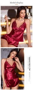 Détail d'un ensemble pyjama en satin rouge avec dentelle fine sur le caraco à col en V