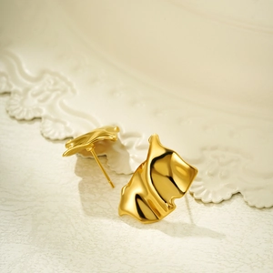 Minimalist 18K gold irregular crumpled square stud earrings with metallic fluid texture