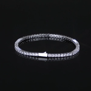 Bracelet tennis argenté à une rangée avec zircons cubiques ronds sur miroir noir