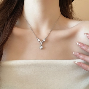 Dettaglio della collana in argento con pendente quadrato in zircone scintillante