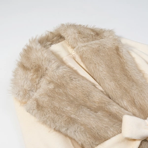 Vue détaillée d'un manteau en laine crème avec col en fausse fourrure et nœud élégant