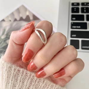 Minimalist S925 sterling silver irregular wavy open ring worn on finger in daily life