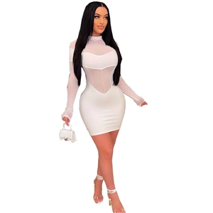 Robe courte blanche moulante à manches longues et empiècements en mesh pour soirée chic