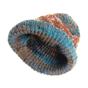 Gros plan détaillé sur la texture en maille mélangée et le bord côtelé du bonnet d'hiver