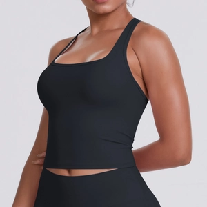 Vue latérale d'un débardeur court noir à dos nageur en tissu de sport respirant et séchant