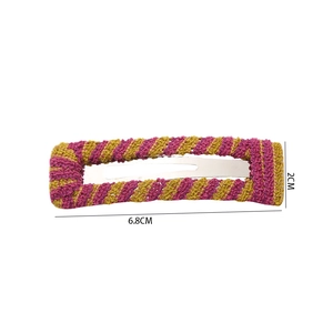 Vue détaillée d'une barrette en crochet rayée violette et verte, taille 6,8 cm x 2 cm