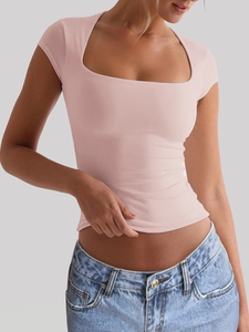 T-shirt de yoga rose ajusté à col carré pour femme porté avec un jean décontracté