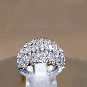 Anillo de eternidad de lujo con circonitas marquesa y redondas en acabado plateado