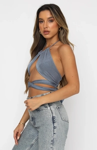 Détail du crop top gris dos nu avec design croisé et style à nouer au cou