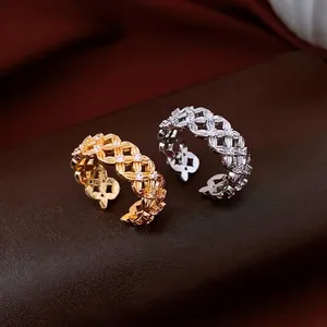 Bague ajourée plaqué or 18k avec motif floral en maille et cristaux scintillants