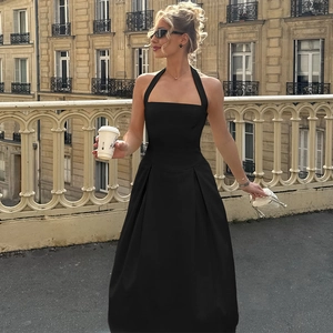 Elegante abito lungo nero a ruota con scollo all'americana e vita evidenziata