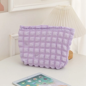 Lavendelfarbene Make-up-Tasche mit Waffelstruktur und großem Fassungsvermögen für Reisen