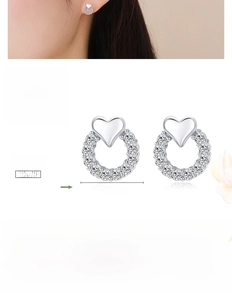 Vue détaillée des boucles d'oreilles cœur évidé en argent 925 et oxydes de zirconium